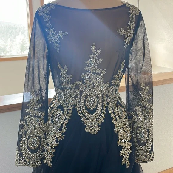 Gorgeous Black Dress 🖤 - Picture 6 of 10